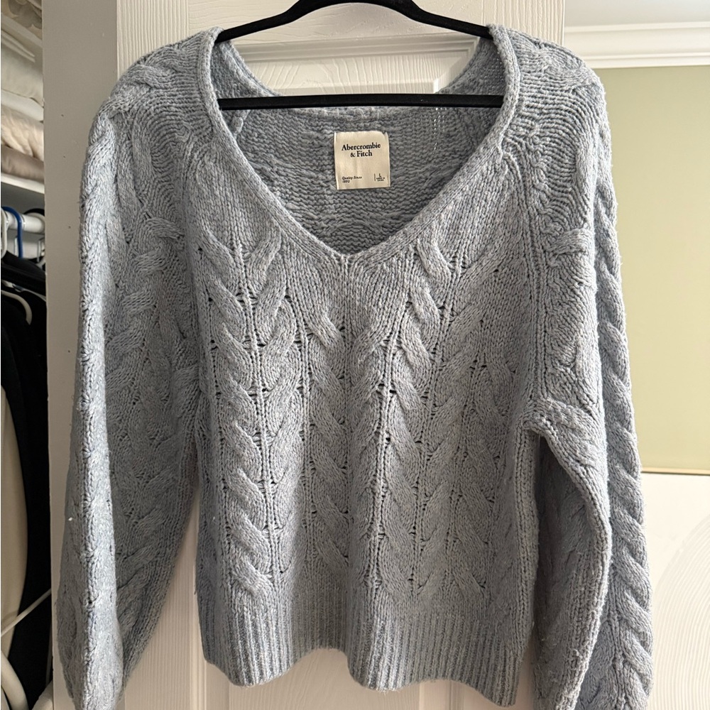 Abercrombie & Fitch Women's Light Gray V-Neck Sweater